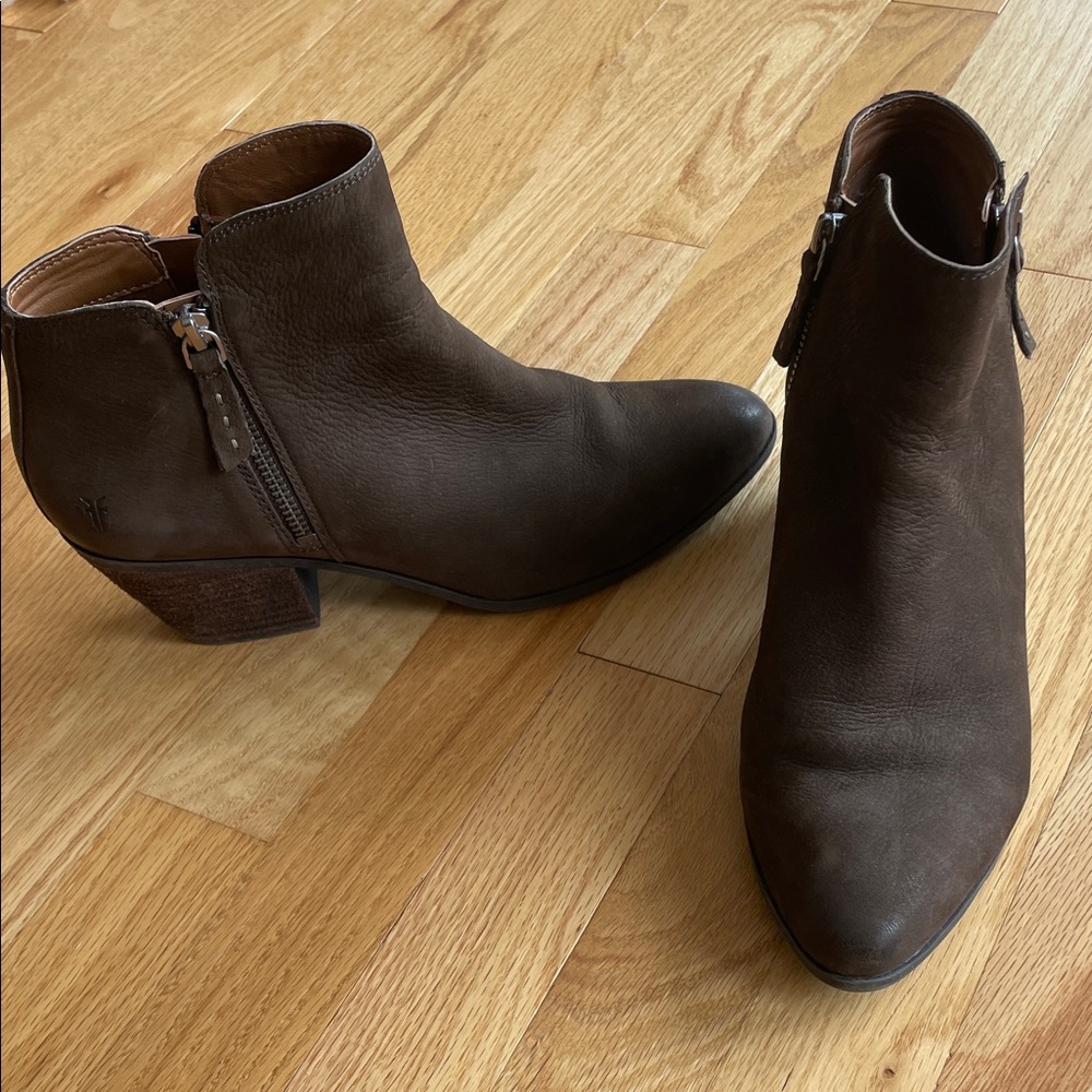 Frye Judith Zip bootie. 8.5